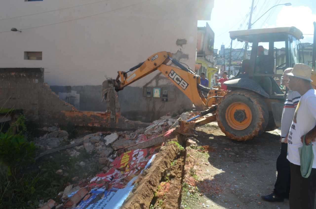 Camacã: Prefeitura derruba muro da rua Carlos Gomes para nova via de acesso

